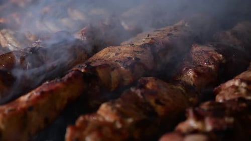 Imagem aproximada de um churrasco sendo preparado em uma churrasqueira em um restaurante