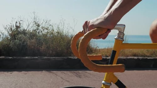 Un homme fait du vélo près de la plage de Barcelone le matin, transport neutre en carbone