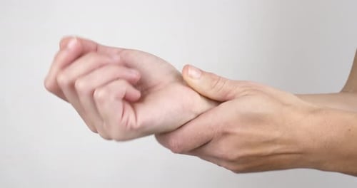 Dor nas articulações do braço, tendões da mão torcidos