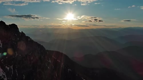 Rocky Snow Mountains und Sonnenuntergangssonne