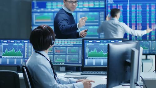 Im Netzwerkbetrieb diktiert der Senior Trader seinem Betreiber die Aktienzahlen, der mit ihm telefoniert