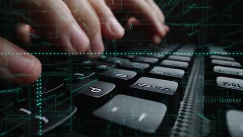 Hände, die Code auf einer Tastatur mit digitalen Programmierelementen und schwebendem Text in einer Technologie eingeben-