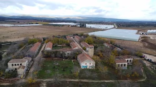 Plan orbital fluide d'une ville et d'une église abandonnées en ruine. Le village de vieux ouvriers est abandonné et vandalisé