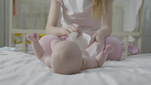 Cambiar pañales en Baby 2