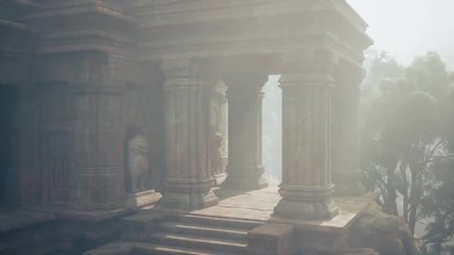 Ancien temple dans les jungles luxuriantes du Myanmar entouré d'une atmosphère brumeuse