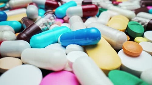 Bunte Medikamente Antibiotika-Kapseln heilen Grippemedikamente Makroansicht von Tabletten Apothekenmedizin