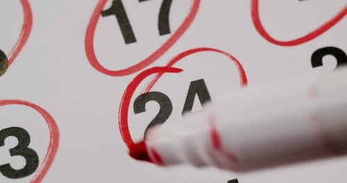 Primer plano del calendario con fechas marcadas en rojo para recordatorio o evento especial