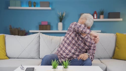 Un homme paranoïaque fouille la maison.