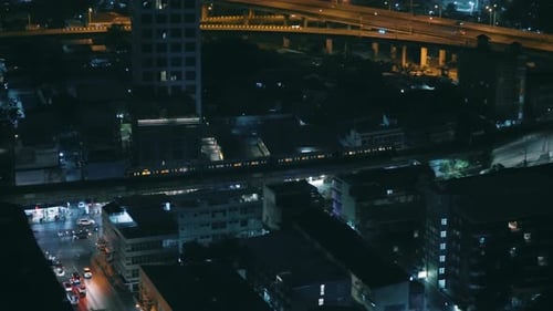Fahrender Zug in der Stadt bei Nacht