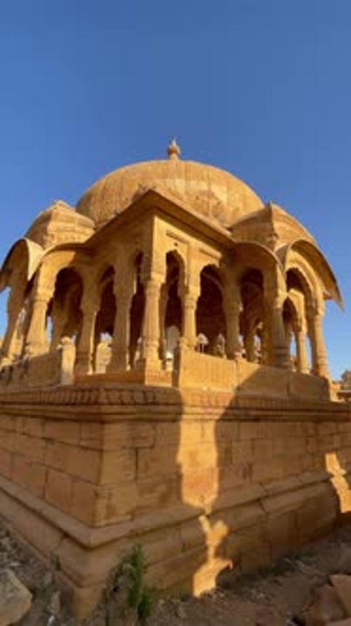 Bada Bagh à Jaisalmer brille sous le ciel ensoleillé et la grande architecture du Rajasthan