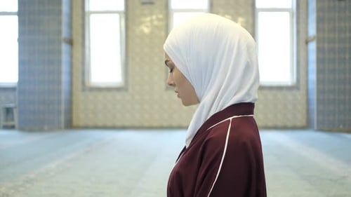 Muslimisches Mädchen grüßen im Gebet