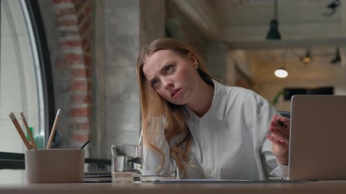 Femme d'affaires caucasienne au bureau Date limite de préparation des articles Rapport de mauvais résultat graphique