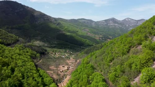 Chaîne de vallées montagneuses à l'ouest de Stara Planina. Montagnes des Balkans à Vratsa, en Bulgarie. Survol aérien par Drone