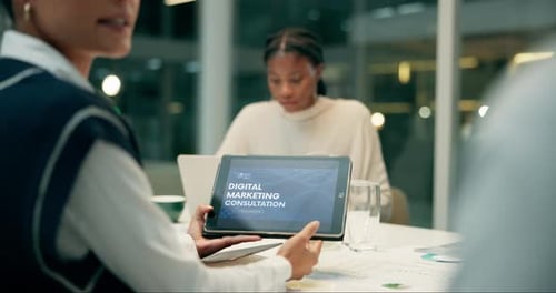 Marketing digital, pantalla y conversación con las manos, oficina y SEO para la promoción de libros electrónicos y en línea