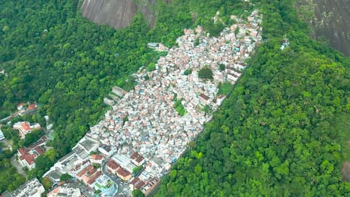 Vista aérea de um denso assentamento urbano cercado por florestas verdes exuberantes no Rio de Janeiro