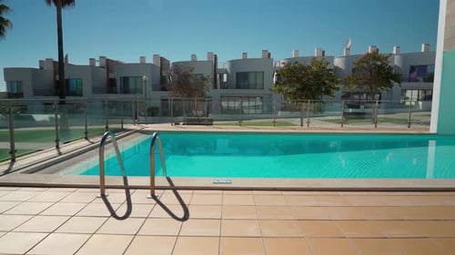 Videoaufnahmen eines Hotelpools mit klarem Wasser zum Schwimmen für Touristen