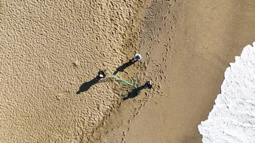 Ein Fischer hat ein Fischernetz aus dem Meer gezogen und bereitet sich darauf vor, einen Fang aus dem Netz von