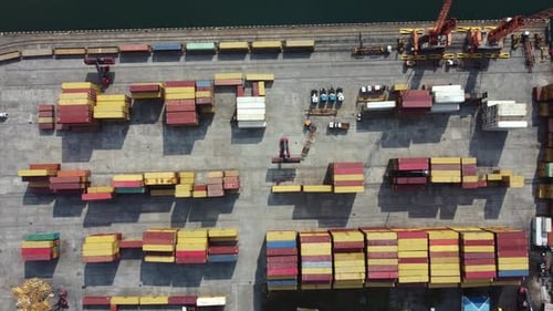 Versandbehälter in Warehouse Aerial. Luftaufnahme des Containerhofs