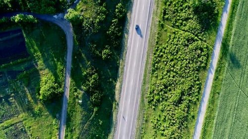 Straße mit Autos aus der Höhe