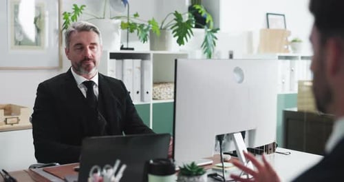 Discussion, entretien d'embauche et hommes en poste, réunion et Agence financière avec négociation