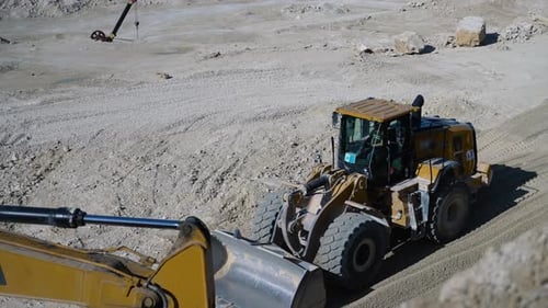 Großer Steinbruch-Bulldozer auf der Baustelle