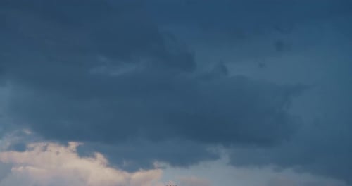 Nuages d'orage sombres sur un ciel bleu