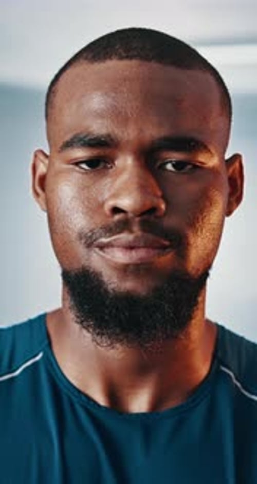 Hombre negro, serio y con confianza en el gimnasio para el entrenamiento, la fuerza o el desarrollo muscular para el gimnasio