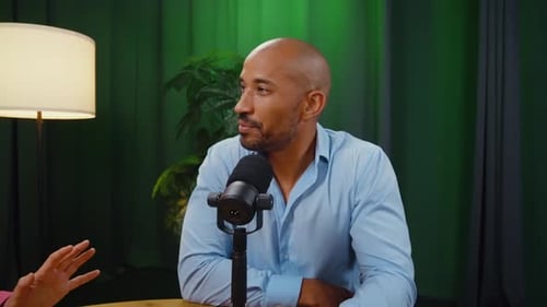 Des podcasteurs professionnels enregistrent une interview