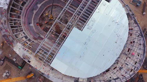 Techo de un estadio de nueva construcción con constructores profesionales