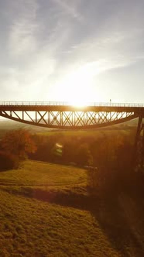Un coucher de soleil doré sur le pont offre une vue imprenable de couleurs vives et de sérénité