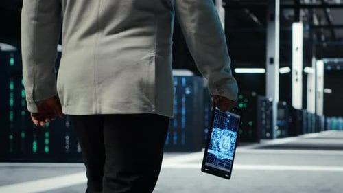 Programmeur dans un centre de données utilisant la technologie d'intelligence artificielle sur tablette