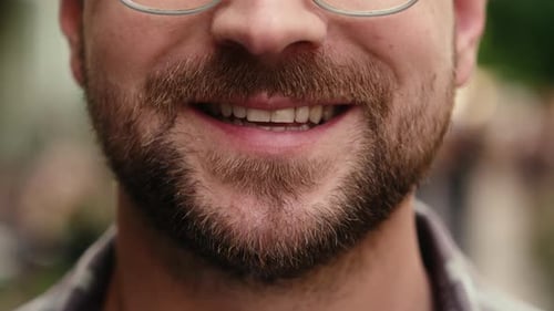 Nahaufnahme Männlicher Mund Kerl Bärtiges Gesicht Details Kaukasischer Glücklicher Mann Lippen Zähne Chirurgie Gesundheitspflege