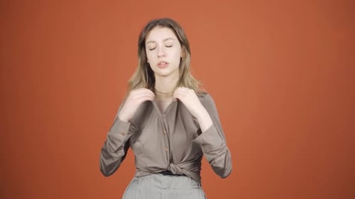 La température élevée de l'air étouffe la jeune femme.