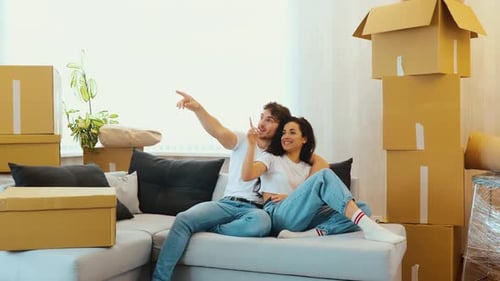 Junges Paar zieht in neue Wohnung