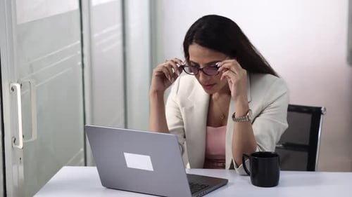 Jeune femme travaillant avec diligence dans un bureau moderne