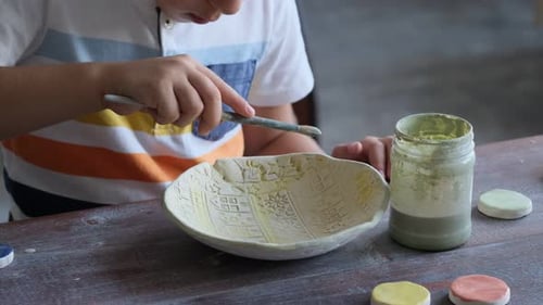 Workshop für Kinder Kinder, die lernen, wie man Ton für die Zubereitung schöner Gerichte verwendet - Werkstattmeister