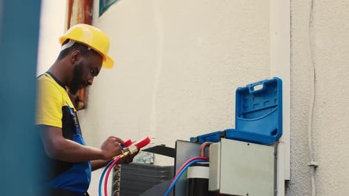 Techniker schaut sich die Freon-Werte an