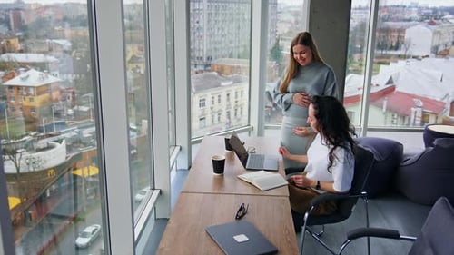 Collègues de travail dans le grand bureau spacieux avec une vue magnifique sur la ville.