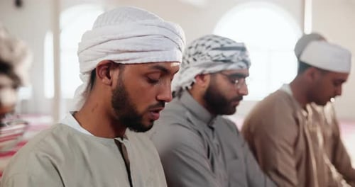 Kultur, Moschee und Gebet mit muslimischen Männern zusammen im Tempel für Glauben, Glauben oder Religion