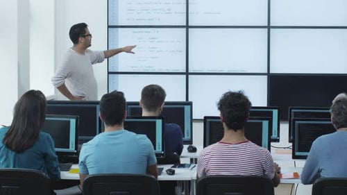 Gruppe von Studierenden in der Vorlesung im Computerunterricht.
