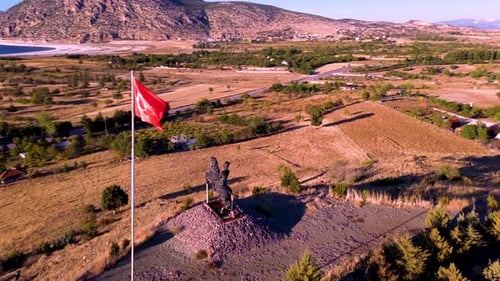 Drapeau de la Turquie HD agitant au-dessus d'un champ ouvert