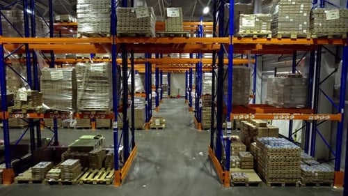 Immense entrepôt dans un parc industriel avec des installations de tri pour les produits