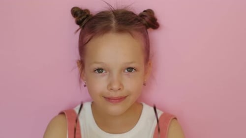 L'enfant n'hésite pas à porter des lunettes.