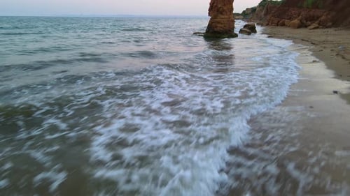 Peligrosa maniobra de un dron en vuelo entre rocas