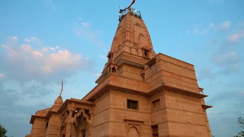 temple artistique hindou avec un ciel spectaculaire au coucher du soleil le soir depuis une perspective unique