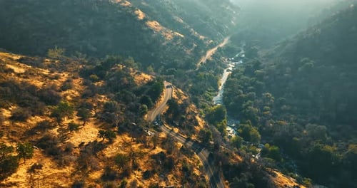 Wunderschöne Felslandschaft mit Autobahn, die entlang des Gebirgsflusses führt.