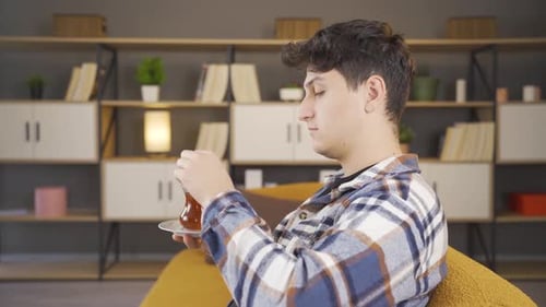 Der Mensch gibt Zucker in den Tee und trinkt ihn.