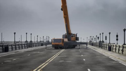 Gran grúa automática en el puente en construcción