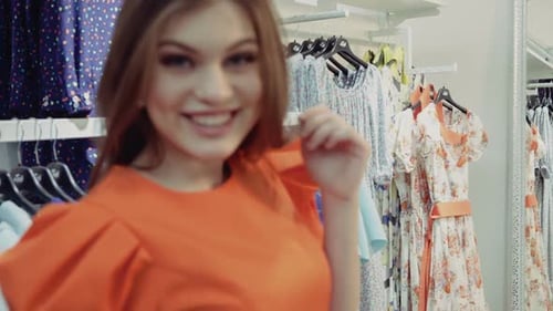 Garota tentando se vestir olhando no espelho alegre e feliz