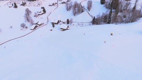 Piste de ski et skieurs dans la ville de Grindelwald en hiver en Suisse